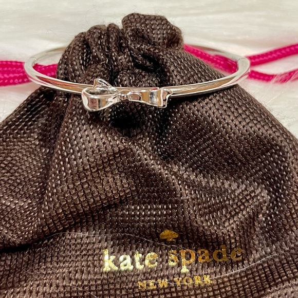 KATE ♠️ SPADE SILVER BOW PUSH BUTTON BANGLE NWOT - Picture 7 of 11
